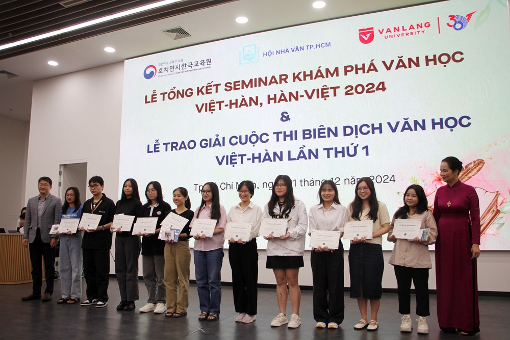 BTC trao chứng nhận cho các học viên tham gia Seminar khám phá văn học Việt-Hàn, Hàn-Việt 2024